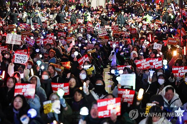 오늘도 국회 앞 밝히는 시민촛불 (서울=연합뉴스) 서대연 기자 = 지난 10일 오후 서울 영등포구 국회 앞에서 윤석열 대통령 탄핵을 촉구하는 촛불집회가 열리고 있다. 2024.12.12 dwise@yna.co.kr