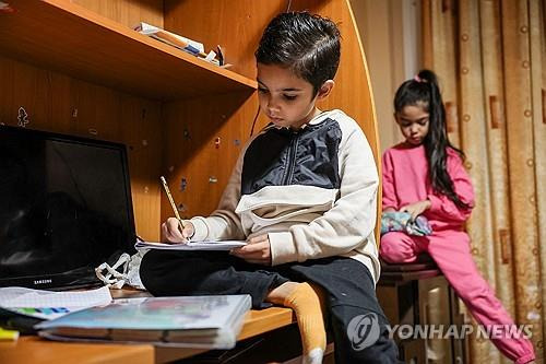 그리스 아파트에서 숙제하는 시리아 난민 어린이들 [로이터=연합뉴스 자료사진]