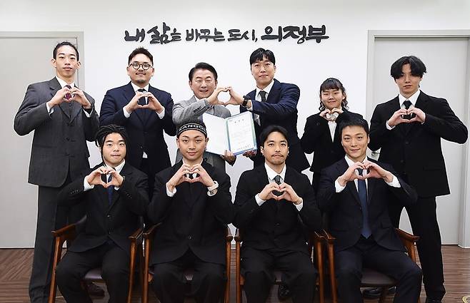 비보이단 퓨전엠씨 의정부 홍보대사 위촉 (의정부=연합뉴스) 경기 의정부시는 12일 세계 랭킹 1위 비보이 크루인 퓨전엠씨를 홍보대사로 위촉했다. 2024.12.12 [의정부시 제공. 재판매 및 DB 금지]