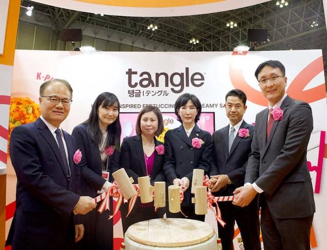 지난 2월 일본 도쿄에서 열린 SMTS에서 김정수 삼양라운드스퀘어 부회장(오른쪽에서 세번째), 홍범준 삼양재팬 법인장(오른쪽 첫번째) 및 관계자들이 탱글 론칭 세리머니를 하고 있다. 사진=삼양라운드스퀘어