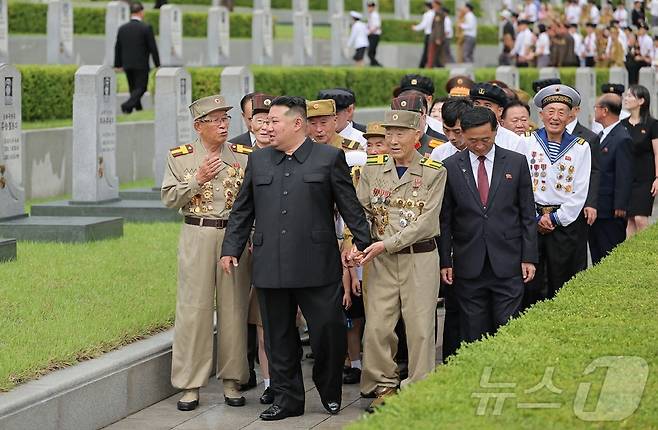 (평양 노동신문=뉴스1) =김정은 북한 노동당 총비서가 조국해방전쟁 참전열사묘를 찾은 모습. [국내에서만 사용가능. 재배포 금지. DB 금지. For Use Only in the Republic of Korea. Redistribution Prohibited] rodongphoto@news1.kr