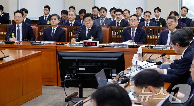 이호영 경찰청장 직무대행(차장)이 13일 오전 서울 여의도 국회에서 열린 행정안전위원회 전체회의에서 윤석열 대통령 비상계엄 사태 현안질의에 답하고 있다. 앞줄 왼쪽부터 김준영 경기남부경찰청장, 최현석 서울경찰청장 직무대행, 이호영 경찰청장 직무대행, 고기동 행정안전부 장관 직무대행, 김용빈 중앙선거관리위원회 사무총장. 2024.12.13/뉴스1 ⓒ News1 안은나 기자