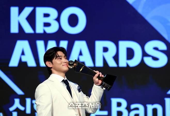 KIA 김도영이 서울 잠실 롯데호텔 월드에서 열린 2024 KBO 시상식에서 MVP에 등극한 후 포즈를 취하고 있다. 최승섭기자 thunder@sportsseoul.com