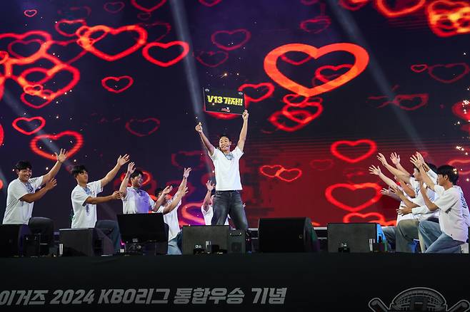 30일 광주 김대중컨벤션센터에서 KIA V12 타이거즈 페스타가 성황리에 열렸다. 2025 신인 11명이 공연하고 있다. 사진 | KIA 타이거즈