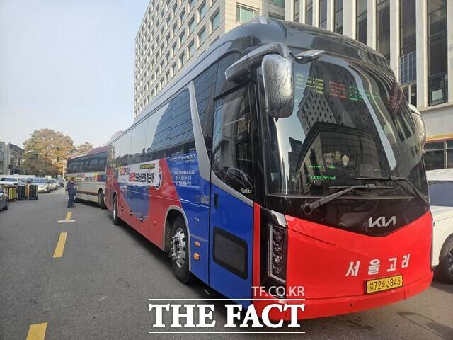 45인승 버스 2대에 탑승한 '탄핵버스 출정식' 참가자들은 13일 서울 소속 지역구 의원인 조정훈·권영세·나경원·신동욱·박수민·배현진 의원 사무실을 차례로 방문했다. / 조채원 기자