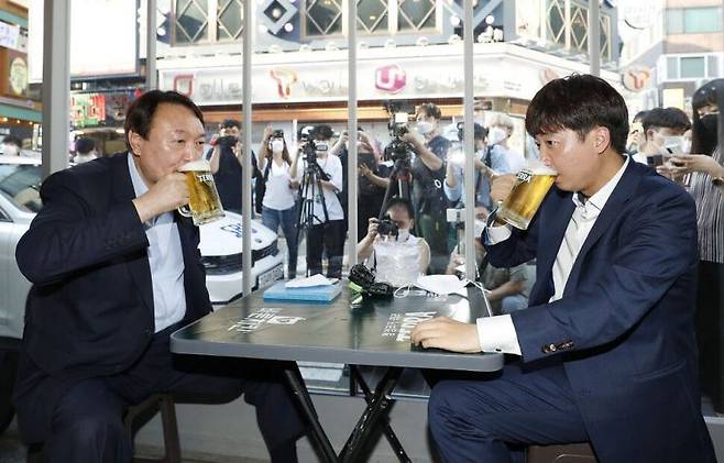 2021년 7월25일 이준석 당시 국민의힘 대표와, 대선 출마를 준비하던 윤석열 대통령이 서울 광진구 한 치킨집에서 회동하며 맥주를 마시는 모습. 공동취재사진