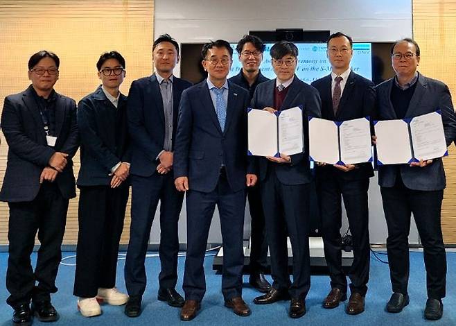 수에즈막스급 암모니아 추진선에 대한 AIP 수여식 이후 관계자들이 기념촬영을 하고 있다. 동성케미컬 제공