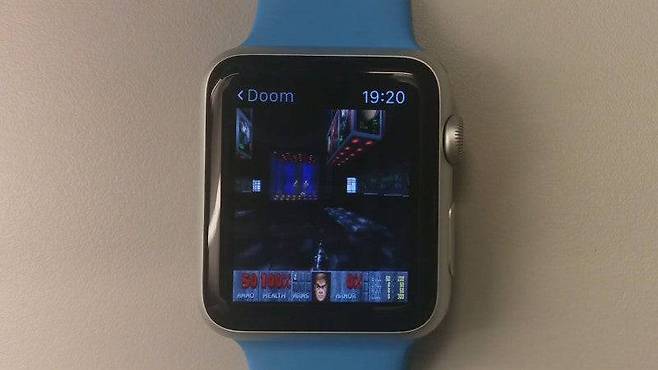 애플워치에서 돌아가는 둠 (출처=Lior Tubi 유튜브 채널)