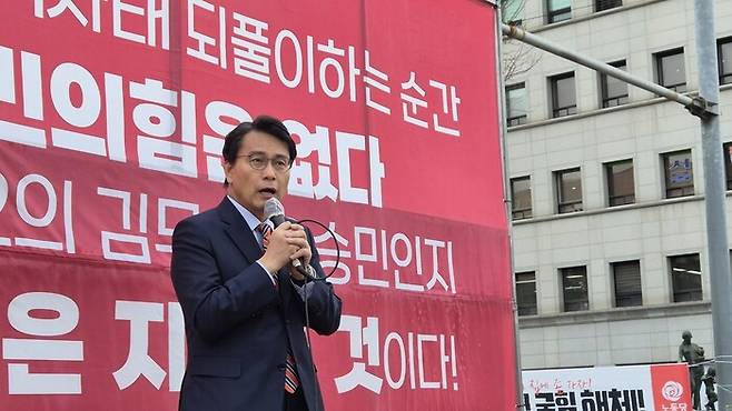 윤상현 국민의힘 의원이 13일 서울 영등포구 국회의사당 맞은편 대로에서 열린 ‘윤석열 대통령 탄핵 의결 저지’ 집회에서 발언하고 있다. 정인선 기자