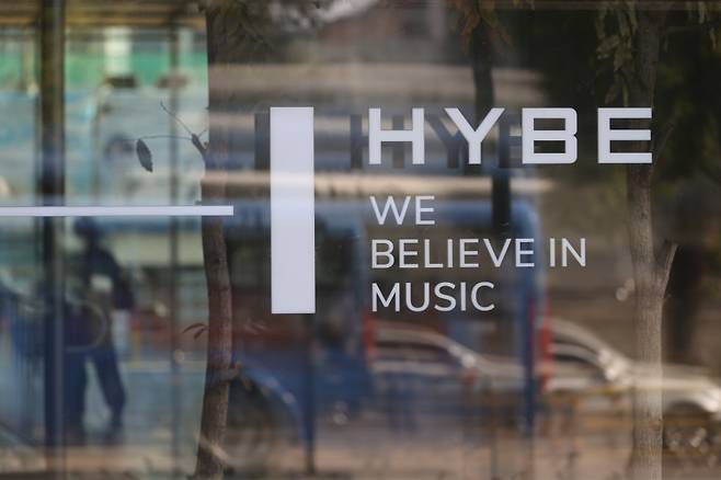 <yonhap photo-4402=""> 하이브, 올림픽·내홍 여파에 3분기 실적 악화 (서울=연합뉴스) 류효림 기자 = 하이브가 올여름 2024 파리올림픽 영향과 반년 넘게 이어진 민희진 전 어도어 대표와의 내홍 속에 3분기 매출과 영업이익이 모두 하락했다. 하이브는 연결 기준 올해 3분기 영업이익이 542억원으로 지난해 동기보다 25.4% 감소했다고 5일 공시했다. 사진은 이날 서울 용산구 하이브 사옥 모습. 2024.11.5 ryousanta@yna.co.kr/2024-11-05 14:36:20/ <저작권자 ⓒ 1980-2024 ㈜연합뉴스. 무단 전재 재배포 금지, AI 학습 및 활용 금지></yonhap>