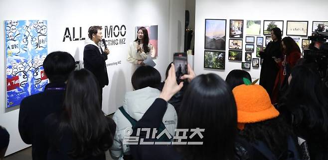 작가 전현무가 13일 오후 서울 중구 순화동 KG타워 갤러리선에서 열린 전현무 작가의 첫 개인전 '현무전 ; ALL OF MOO' 오프닝 리셉션에 참석해 작품 설명을 하고 있다. 국민 MC로 오랜 시간 대중과 소통해 온 전현무는 최근 예술활동으로 주목받으며 ‘무스키아’(전현무+바스키아)란 애칭을 얻었다. 이번 전시에서는 그동안 방송을 통해 공개된 회화 작품과 미공개 신작 등 19점이 공개된다. 전시회는 오는 13일부터 내달 4일까지 진행한다. 서병수 기자 qudtn@edaily.co.kr /2024.12.13/