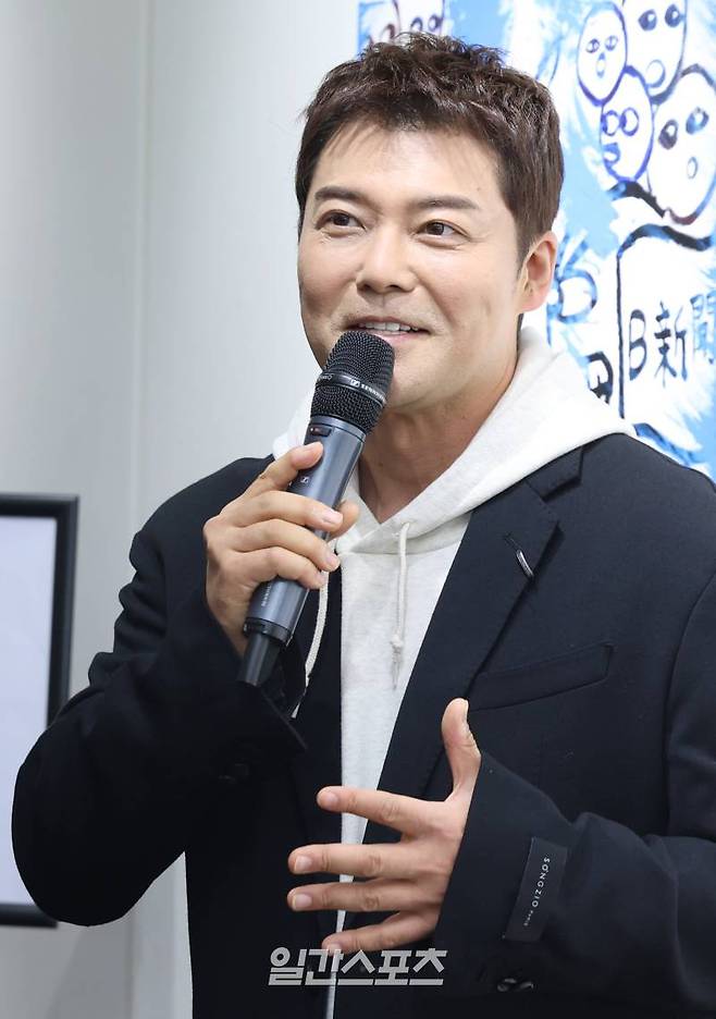 작가 전현무가 13일 오후 서울 중구 순화동 KG타워 갤러리선에서 열린 전현무 작가의 첫 개인전 '현무전 ; ALL OF MOO' 오프닝 리셉션에 참석해 인사말을 하고 있다. 국민 MC로 오랜 시간 대중과 소통해 온 전현무는 최근 예술활동으로 주목받으며 ‘무스키아’(전현무+바스키아)란 애칭을 얻었다. 이번 전시에서는 그동안 방송을 통해 공개된 회화 작품과 미공개 신작 등 19점이 공개된다. 전시회는 오는 13일부터 내달 4일까지 진행한다. 서병수 기자 qudtn@edaily.co.kr /2024.12.13/