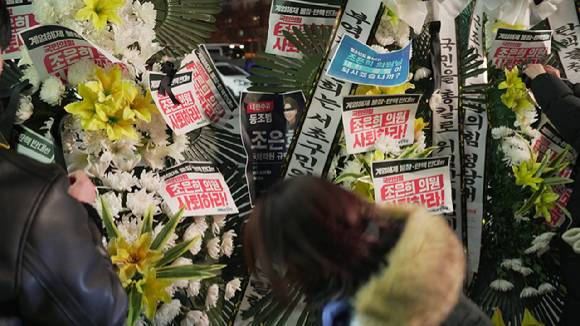 더불어민주당 서울 서초구 지역사무실 관계자들이 12일 서초구 반포쇼핑타운 8동 앞 조은희 의원사무실 앞 근조화환이 늘어서 있다. [사진=더불어민주당 서초갑, 더불어민주당 강남을, 서초강남촛불행동, 조은희를 부끄러워하는 서초주민 모임, 더불어민주당 서초을, 더불어민주당 소상공인연합]