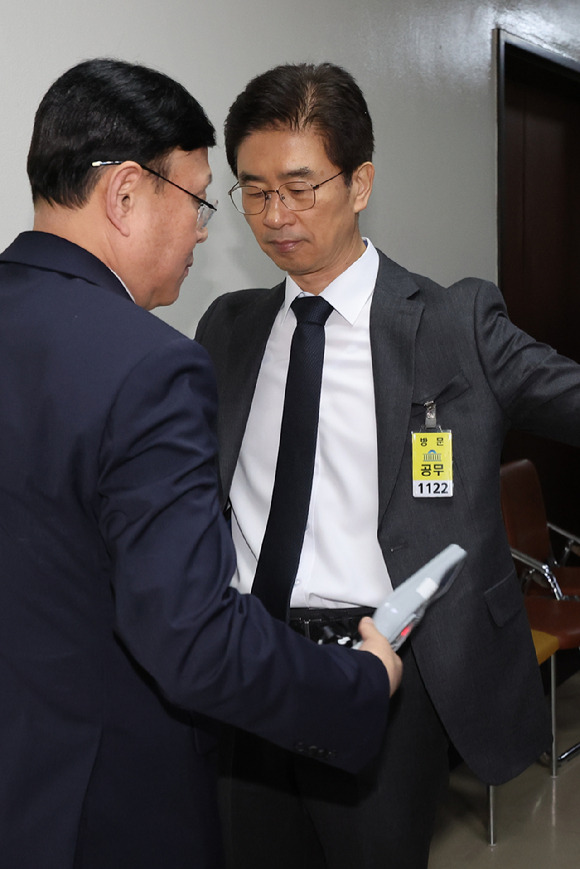 김봉식 서울경찰청장이 지난 5일 오후 비상계엄 선포와 대응과 관련한 긴급 현안질의가 진행되는 국회 행정안전위원회 전체회의에 출석하기에 앞서 회의장 출입구에서 몸수색을 받고 있다. 2024.12.5 [사진=연합뉴스]