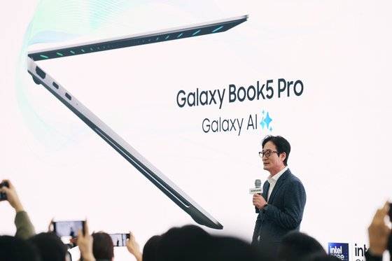 삼성전자 MX사업부 갤럭시 에코비즈팀장 이민철 상무가 12일 서울 ‘삼성 강남’에서 ‘갤럭시 북5 프로(Pro)’ 신제품을 발표하고 있다. [연합뉴스]