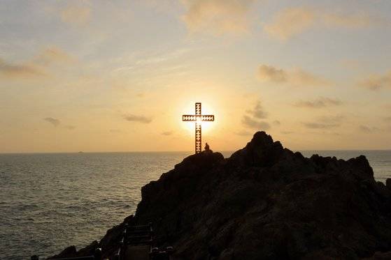 제주시에 속한 추자도 해안가에 세워진 눈물의 십자가. 황사영의 아내 정명련이 제주로 유배 가던 중 두 살 난 아들 황경한을 내려놓고 떠난 자리에 세워진 것이다. [사진 이숙인, 한국학중앙연구원]