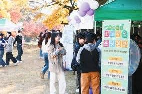서울여대 전공 개방형 광역 모집을 통해 입학한 신입생들이 전공박람회에서 전공 상담을 받고 있다. [사진 서울여대]