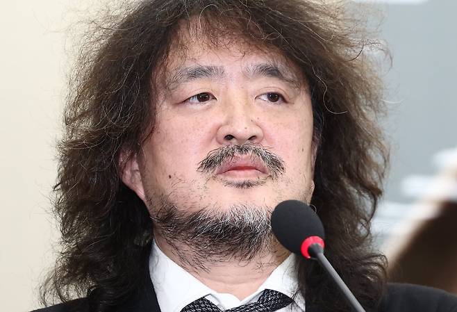 방송인 김어준 씨가 13일 오전 서울 여의도 국회에서 열린 과학기술정보방송통신위원회 전체회의에 출석해 계엄 사태 당시 암살 제보와 관련해 폭로하고 있다. / 사진=뉴스1