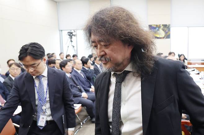 방송인 김어준씨가 13일 국회 과학기술정보방송통신위원회 전체회의에서 12·3 비상계엄 당시 암살조 가동 등 제보 내용을 밝힌 뒤 회의장을 나가고 있다. 연합뉴스