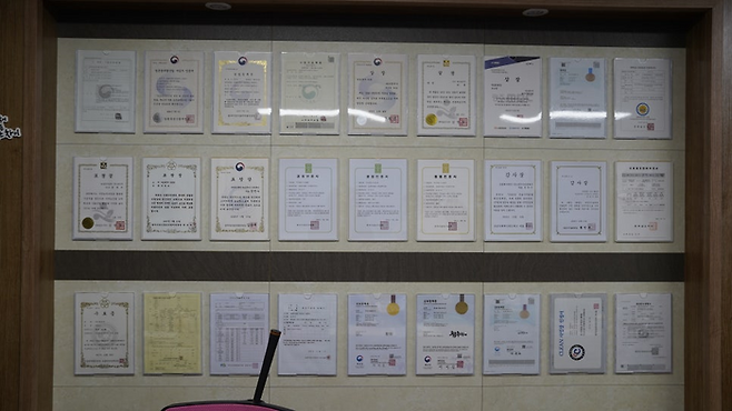 다도참주가 사무실에 걸린 표창장 / 사진= 조형주 여행+ PD