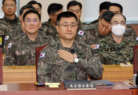 박안수 육군참모총장이 10일 오전 서울 여의도 국회에서 열린 국방위원회 윤석열 대통령 비상계엄 사태 관련 긴급 현안질의에 출석해 자리하고 있다. 왼쪽부터 이진우 수방사령관, 박 총장, 곽종근 특수전사령관. 뉴시스