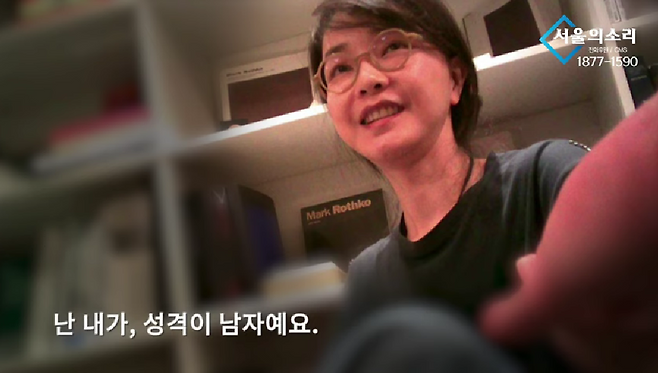 김건희 여사가 ‘서울의소리’ 이명수 기자의 손금을 봐주는 모습을 몰래 촬영한 영상 중 한 장면. [서울의소리 유튜브채널 갈무리]