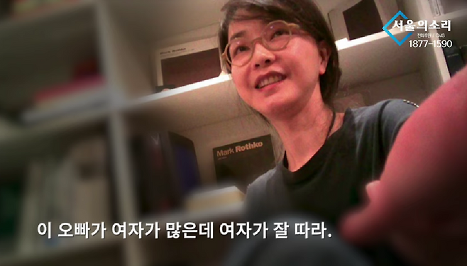 김건희 여사가 ‘서울의소리’ 이명수 기자의 손금을 봐주는 모습을 몰래 촬영한 영상 중 한 장면. [서울의소리 유튜브채널 갈무리]