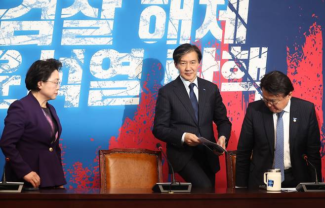 ‘자녀 입시 비리’와 ‘청와대 감찰 무마’ 등 혐의로 대법원에서 징역 2년이 확정된 조국 조국혁신당 전 대표가 12일 오후 서울 여의도 국회에서 열린 기자간담회에 참석하고 있다. [연합]