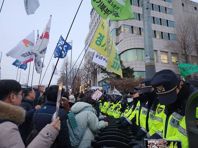 12일 오후 대통령 공관 입구에서 민주노총 조합원들과 경찰이 대치하고 있다. 이영기 기자