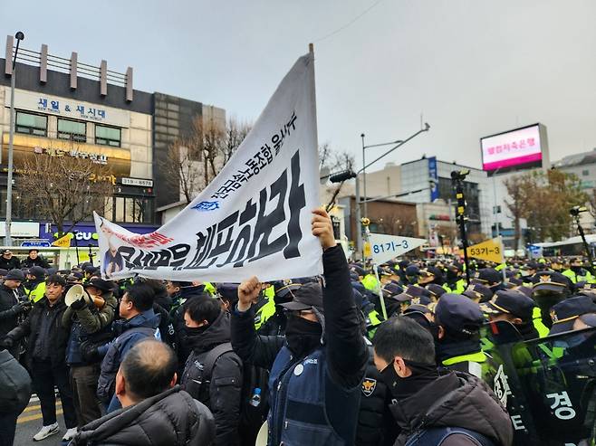 12일 오후 숙대입구역 인근을 지나고 있던 민주노총 조합원들이 경찰과 대치하고 있다. 이영기 기자.