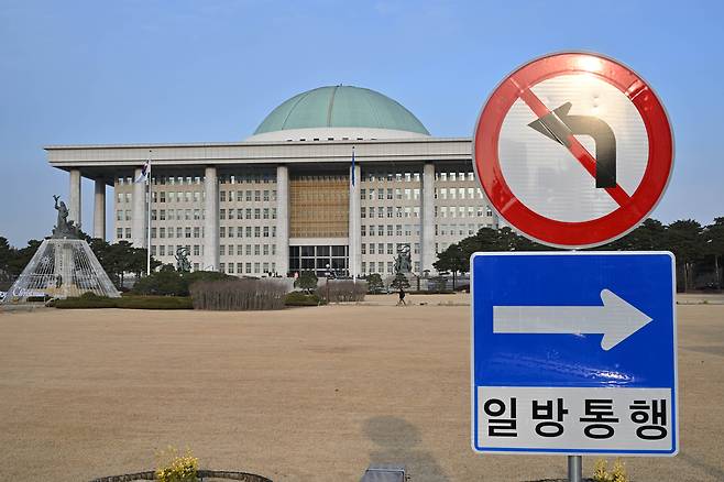 국회가 윤석열 대통령에 대한 두 번째 탄핵소추안 표결을 앞두고 있다. 13일 오전 서울 여의도 국회에 긴장감이 흐르고 있다. 임세준 기자