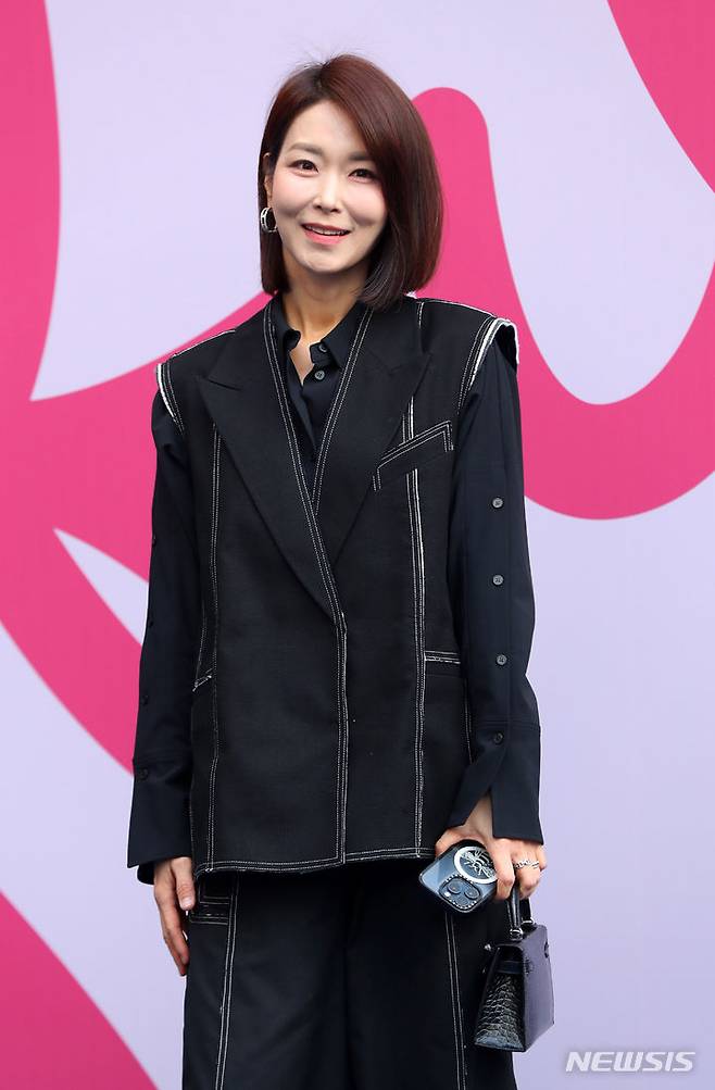 [서울=뉴시스] 김혜진 기자 = 정지영 아나운서가 1일 오후 서울 중구 동대문디자인플라자(DDP)에서 열린 2024 F/W 서울패션위크(SFW) 데무 쇼 참석에 앞서 포즈를 취하고 있다. 2024.02.01. jini@newsis.com