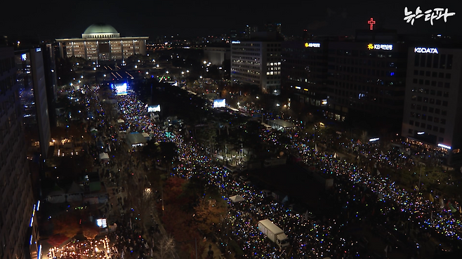 12월 7일 국회에서 윤석열 대통령 탄핵소추안 표결이 진행되던 날 저녁 시민들이 국회 앞에 모여 탄핵안 가결을 촉구하고 있다.
