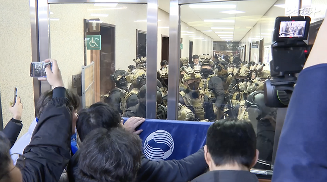 12월 3일 밤 국회 본청 안으로 진입한 계엄군과 이를 막기 위한 국회 보좌진들이 대치 중인 모습&nbsp;