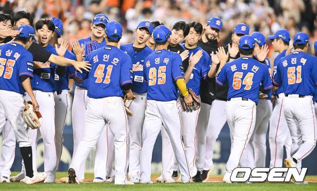 [OSEN=잠실, 박준형 기자] 경기종료 후 한화 선수들이 승리의 기쁨을 나누고 있다. 2024.09.25  / soul1014@osen.co.kr