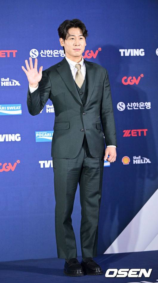 [OSEN=최규한 기자] 13일 오후 서울 삼성동 코엑스 오디토리움에서 ‘2024 신한 SOL뱅크 KBO 골든글러브’ 시상식이 열렸다.2024년 프로야구 포지션별 최고의 선수를 가리는 골든들러브 시상식은 투수, 포수, 지명타자, 1루수, 2루수, 3루수, 유격수, 및 외야수 등 총 10개 부문의 수상자를 선정한다.KIA 박찬호가 레드카펫을 밟고 있다. 2024.12.13 / dreamer@osen.co.kr