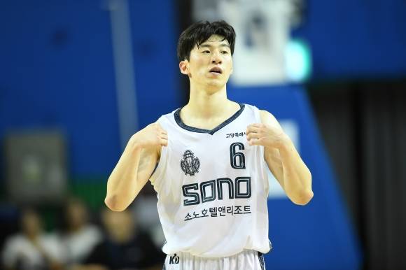 고양 소노 이정현이 지난달 2일 서울 잠실실내체육관에서 열린 2024~25 프로농구 정규시즌 서울 삼성과의 원정 경기에서 유니폼을 정리하고 있다. KBL 제공