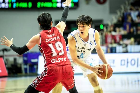 서울 삼성 이원석이 11일 안양 정관장아레나에서 열린 2024~25 프로농구 정규시즌 안양 정관장과의 원정 경기에서 공격하고 있다. KBL 제공