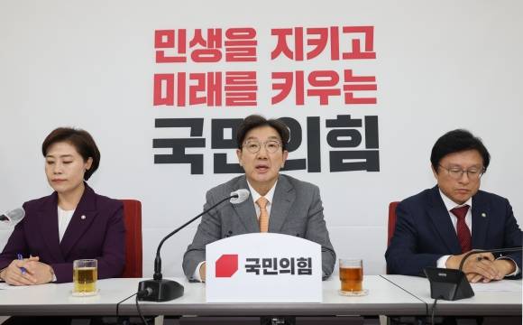 국민의힘 권성동 신임 원내대표가 13일 오후 국회에서 현안 관련 기자간담회를 하고 있다. 2024.12.13 연합뉴스