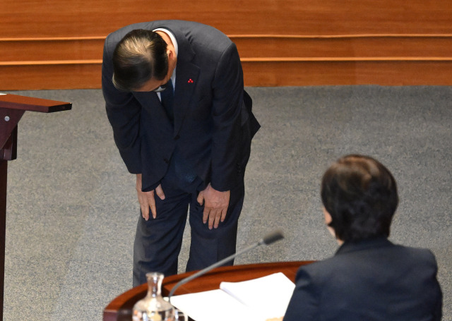 한덕수 국무총리가 11일 국회 본회의에 출석해 서영교 더불어민주당 의원의 사과 요구에 12·3 비상계엄 사태에 대해 고개 숙여 사과하고 있다. 오승현 기자