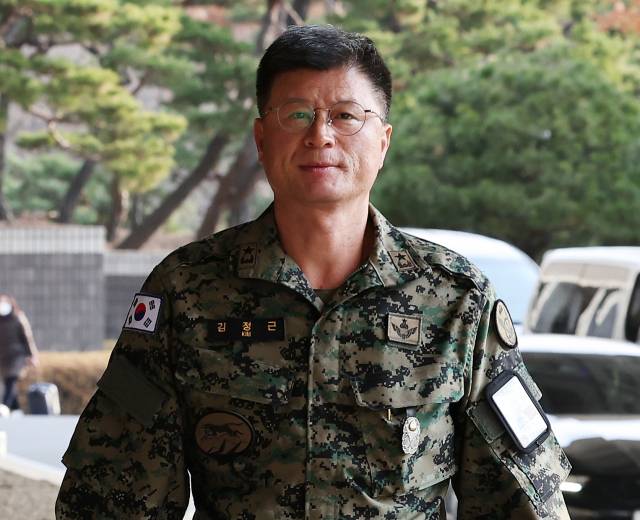 김정근 제3공수여단장이 12·3 비상계엄 사태를 수사하는 검찰 비상계엄 특별수사본부의 조사를 받기 위해 13일 서울 서초구 서울중앙지검에 출석, 조사실로 향하고 있다. 연합뉴스