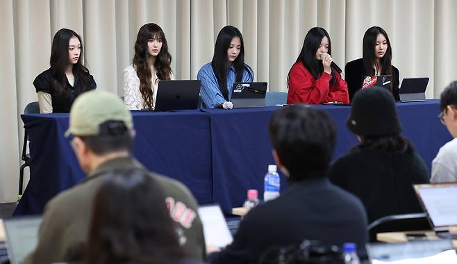 11월28일 서울 강남구에서 아이돌 그룹 뉴진스 멤버들이 전속계약 해지를 밝히는 기자회견을 열었다. ⓒ연합뉴스