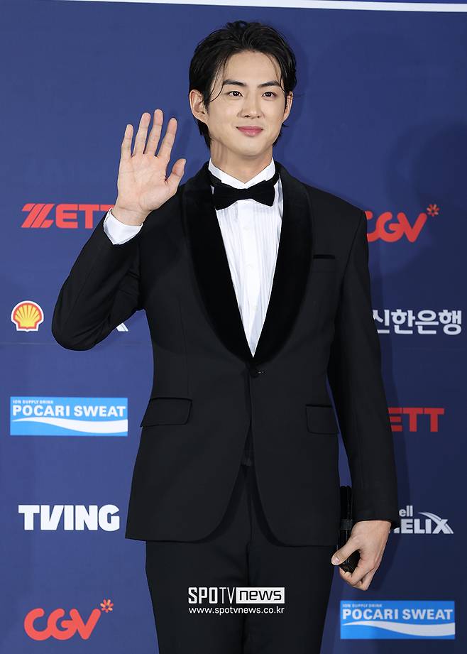 ▲ 삼성 외야수 구자욱이 13일 서울 삼성동 코엑스 오디토리움에서 2024 신한 SOL뱅크 KBO 골든글러브 시상식에서 팬들을 향해 인사하고 있다. ⓒ곽혜미 기자