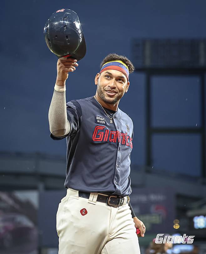 ▲ 롯데 자이언츠 외국인타자 빅터 레이예스가 1일 창원NC파크에서 열린 2024 신한 SOL뱅크 KBO 리그 NC와의 경기에서 1번 지명타자로 선발 출전해 9회초 좌익수 방향으로 안타를 터뜨리면서 202안타를 달성, KBO 리그 단일시즌 최다안타 신기록을 작성했다. 레이예스가 기록을 달성하고 팬들의 환호에 답례하는 모습이다. ⓒ롯데 자이언츠