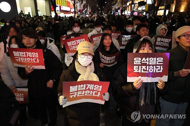 윤석열 퇴진 촉구를 위해 신촌 거리에 모인 대학생들 (서울=연합뉴스) 김성민 기자 = 고려대와 연세대 등 총학생회가 모인 '총학생회 공동포럼'이 13일 오후 서울 서대문구 연세로 일대에서 윤석열 대통령 퇴진 요구를 위한 총궐기 집회를 열고 있다. 2024.12.13 ksm7976@yna.co.kr