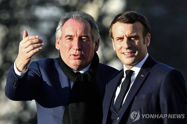 마크롱(오른쪽) 대통령과 바이루 신임 총리 [AFP 연합뉴스 자료사진]