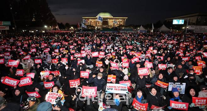 지난 7일 서울 영등포구 여의도 국회 의원회관 앞에서 시민들이 윤석열 대통령의 탄핵소추안 투표 참여를 촉구하고 있다. (사진= 이데일리 방인권 기자)