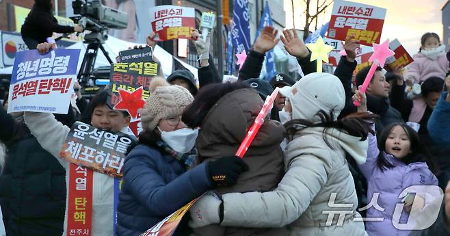 14일 전북자치도 전주시 객사 앞에서 열린 윤석열 퇴진 전북도민대회 참가자들이 윤석열 대통령 탄핵소추안 가결 발표를 듣고 환호하고 있다. 2024.12.14/뉴스1 ⓒ News1 유경석 기자