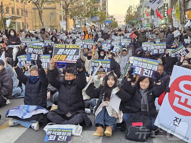 14일 오후 충북도청 앞에서 윤 대통령에 대한 탄핵안이 가결되자 도민들이 기뻐하고 있다.2024.12.14/뉴스1 이재규 기자