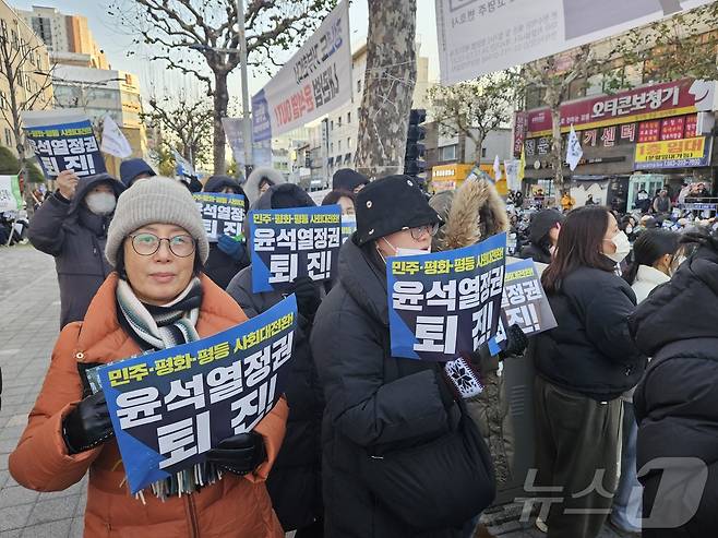 14일 오후 충북도청 앞에서 시민들이 "윤석열 퇴진"을 외치고 있다..2024.12.14/뉴스1 이재규 기자